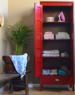 Asiatischer Wäscheschrank rot