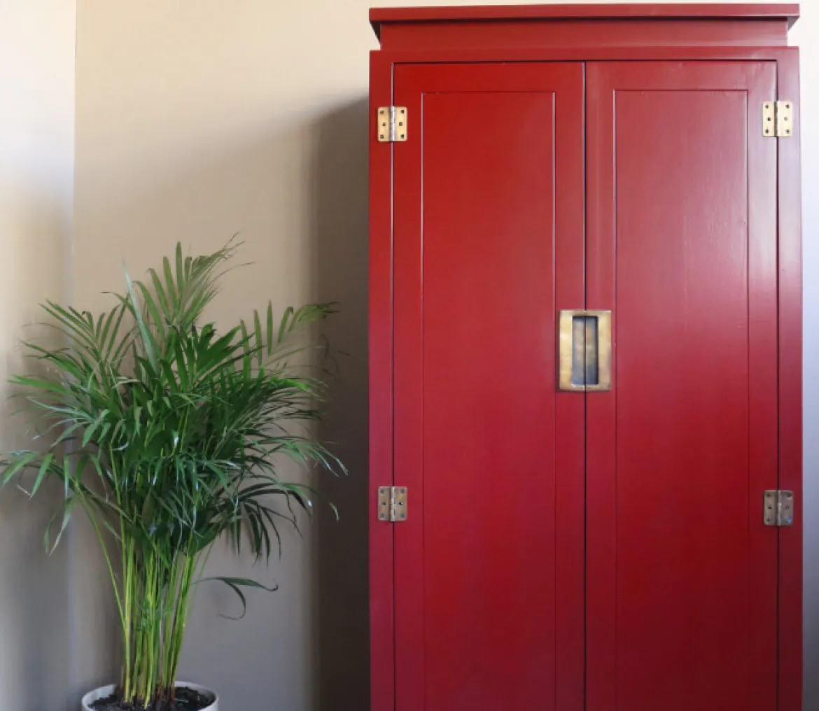 Asiatischer Wäscheschrank rot
