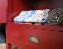 Asiatischer Wäscheschrank rot