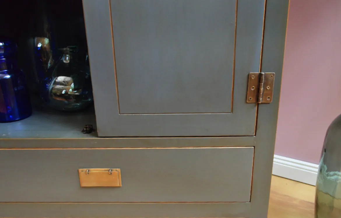 Schrank grau