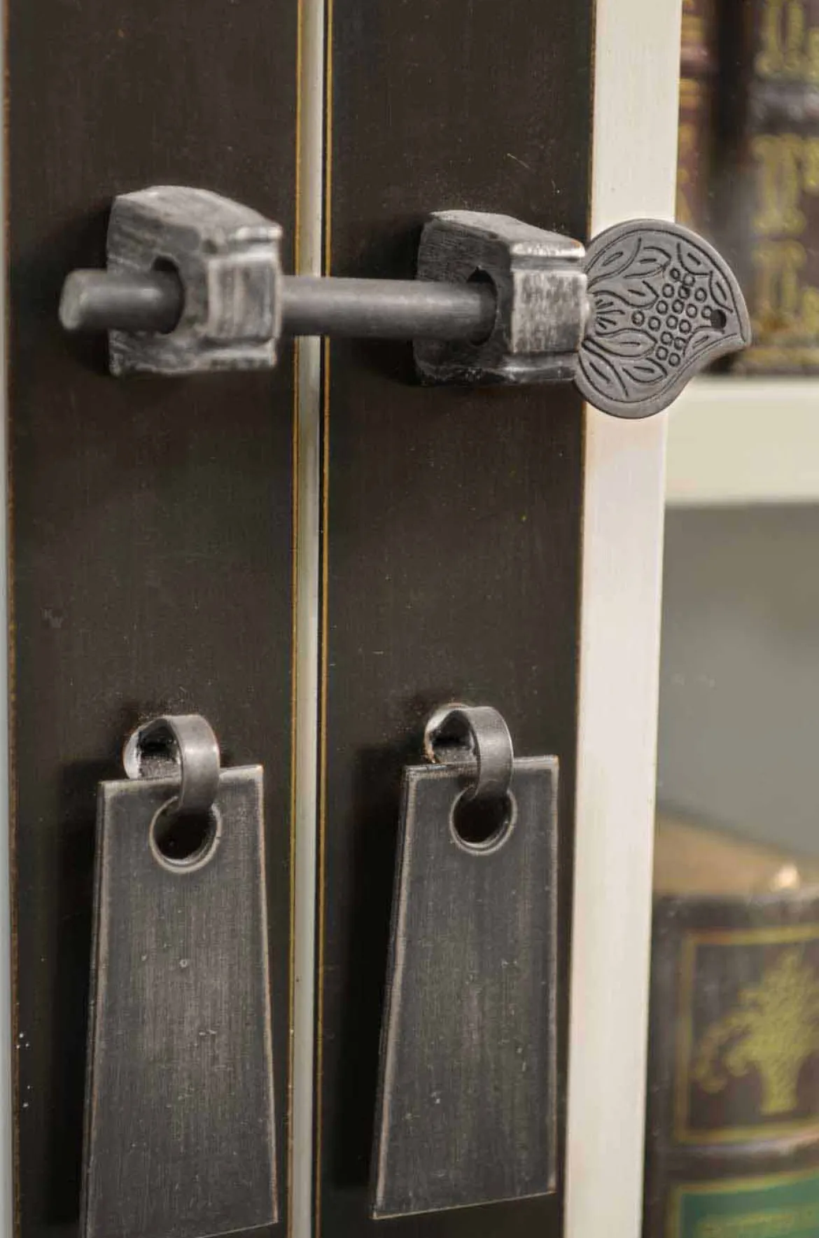 Vitrinenschrank antikweiß